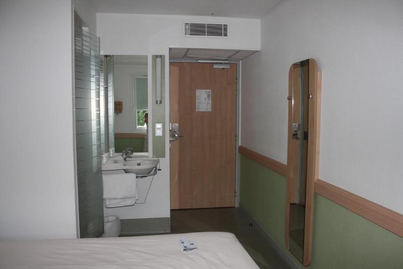 Отель Ibis Иссуар Экстерьер фото