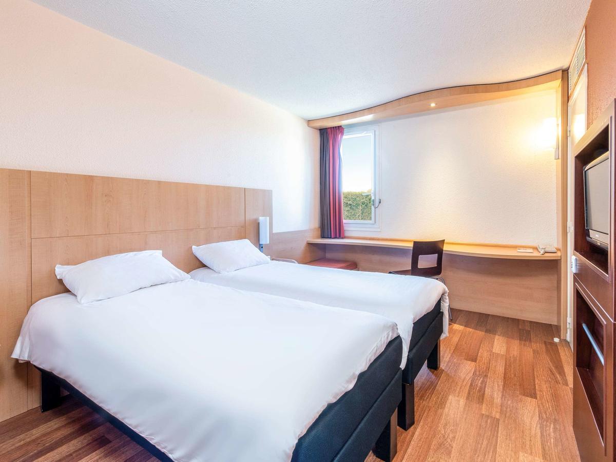 Отель Ibis Иссуар Экстерьер фото